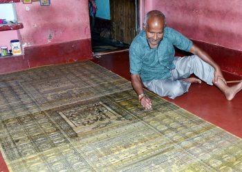 Laxmidhar Subuddhi with his palm leaf painting