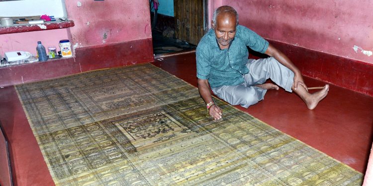 Laxmidhar Subuddhi with his palm leaf painting