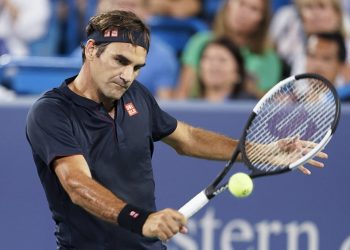 Roger Federer returns to Stan Wawrinka during the quarterfinals of the Cincinnati Masters tennis tournament