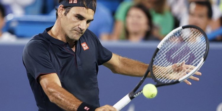 Roger Federer returns to Stan Wawrinka during the quarterfinals of the Cincinnati Masters tennis tournament