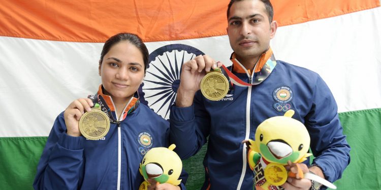 Apurvi Chandela and Ravi Kumar pose with their bronze medals at Palembang, Sunday    