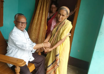 Sukanti Sahu tying Rakhi to his brother Nrusingha Charan Sahu