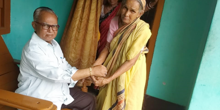 Sukanti Sahu tying Rakhi to his brother Nrusingha Charan Sahu