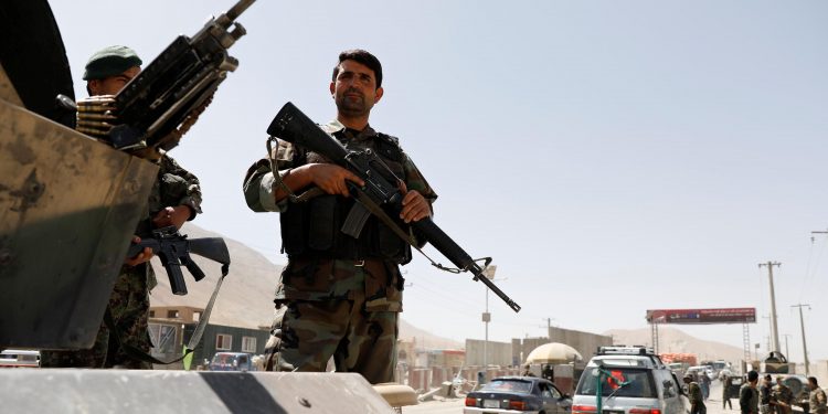 KABUL, AUG 14 :- Afghan National Army (ANA) soldiers keep watch at a checkpoint on the Ghazni - Kabul highway, Afghanistan August 14, 2018.REUTERS-22R