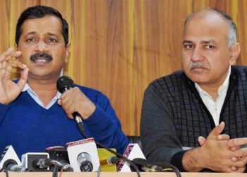 New Delhi: Delhi Chief Minister Arvind Kejriwal with Deputy CM Manish Sisodia addressing a press conference at his residence in New Delhi on Sunday. PTI Photo  (PTI1_1_2017_000058A)