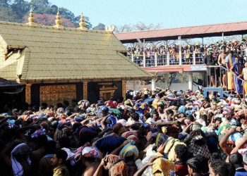Sabarimala:  Ayyappa devotees throng at Sannidanam in Sabarimala on Wednesday. PTI Photo (PTI1_6_2016_000222A)