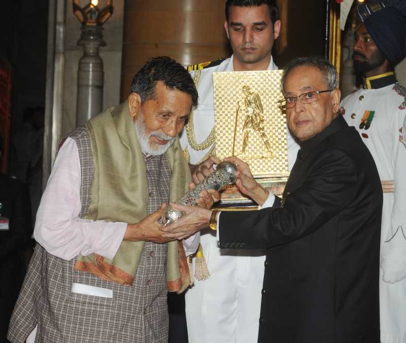 Chipko-chief receiving award from President