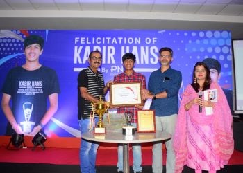 PNV co-founder Satyabrat Sanu Ratho (L) and OFDC chairman Kuna Tripathy felicitating Kabir Hans during a function at the Press Club of Odisha, Friday