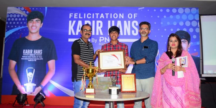 PNV co-founder Satyabrat Sanu Ratho (L) and OFDC chairman Kuna Tripathy felicitating Kabir Hans during a function at the Press Club of Odisha, Friday