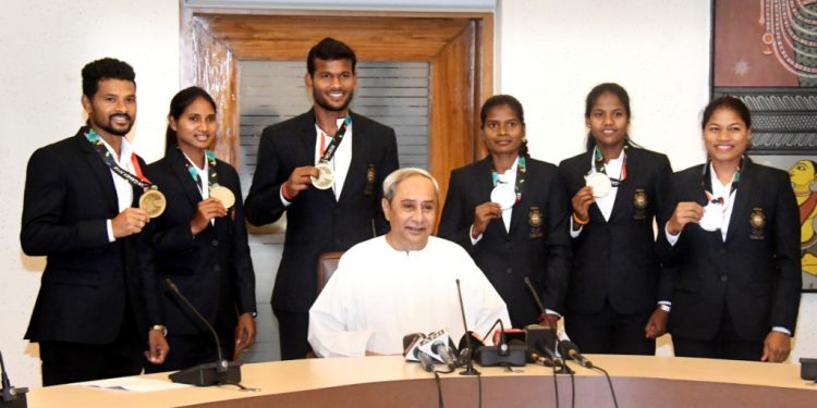Asian Games medal winning state hockey players with their medals pose with Chief Minister Naveen Patnaik at the Secretariat in Bhubaneswar, Monday   