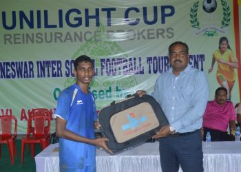 Shivashankar Hembram receives the man of the match award in Bhubaneswar, Sunday  