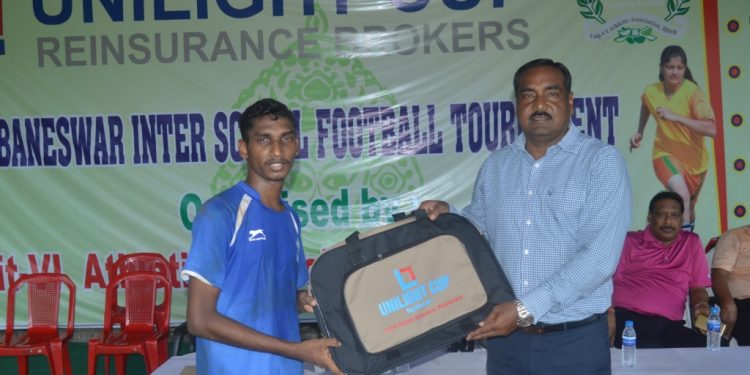 Shivashankar Hembram receives the man of the match award in Bhubaneswar, Sunday  