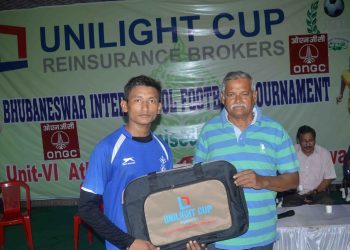 Caption

Satyendra Roy receives the man of the match prize in Bhubaneswar, Thursday    