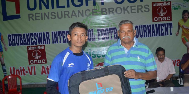 Caption

Satyendra Roy receives the man of the match prize in Bhubaneswar, Thursday    