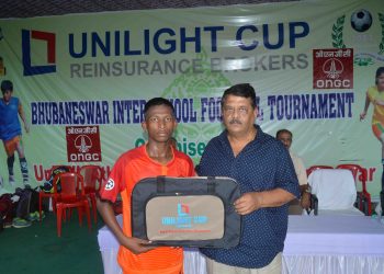 Jadunath Hansda receives the man of the match prize in Bhubaneswar, Friday   