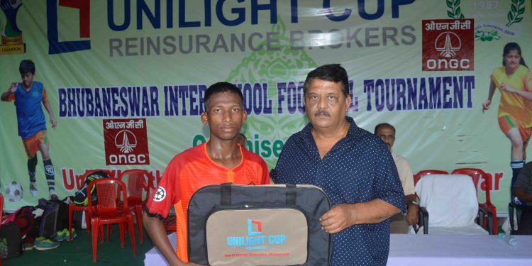 Jadunath Hansda receives the man of the match prize in Bhubaneswar, Friday   