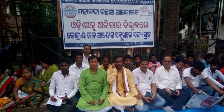 Activists of Mahanadi Bachao Andolan stage a sit-in near the office of Central Water Commission to protest injustice to Odisha with regard to the river water dispute OP photo