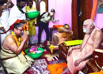 Gopal Subramanium (L) in discussion with Puri Shankaracharya, Friday