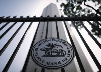 A view of the Reserve Bank of India (RBI) seal on a gate outside the RBI headquarters in Mumbai in this October 29, 2013 file photo. The bold monetary experiment that the Chinese and Indian central banks engaged in this year might one day be hailed as a success. So far, the result has been unprecedented market volatility and little else. To match story ASIA-ECONOMY/POLICY REUTERS/Danish Siddiqui/Files (INDIA - Tags: BUSINESS POLITICS LOGO)