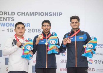 Saurabh Chaudhary (C) poses with his gold medal flanked by Korean Hojin Lim (left) and Arjun Singh Cheema (bronze)