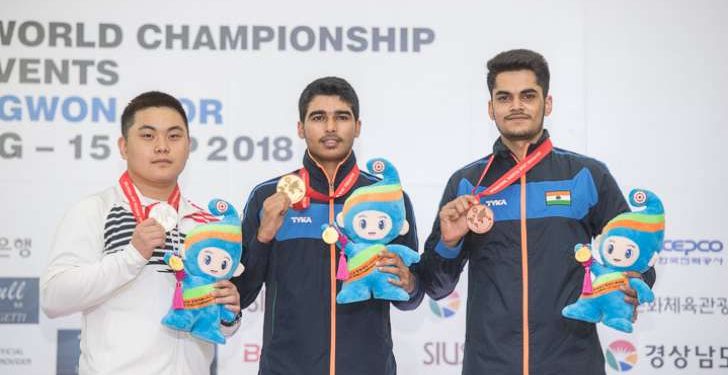 Saurabh Chaudhary (C) poses with his gold medal flanked by Korean Hojin Lim (left) and Arjun Singh Cheema (bronze)