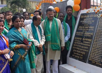 Cuttack MP Bhartruhari Mahtab and Choudwar-Cuttack MLA Pravat Ranjan Biswal among others during the 
inauguration of Saheed Park in Cuttack, Wednesday