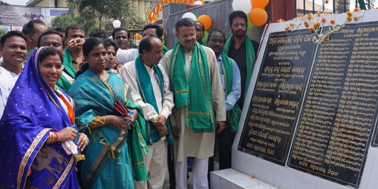 Cuttack MP Bhartruhari Mahtab and Choudwar-Cuttack MLA Pravat Ranjan Biswal among others during the 
inauguration of Saheed Park in Cuttack, Wednesday