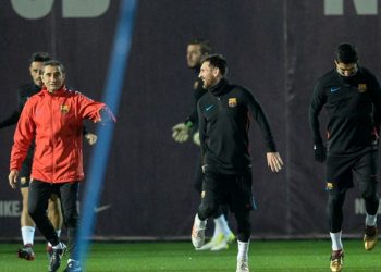 Barcelona coach Ernesto Valvedre (L) along with Lionel Messi (C) and Luis Suarez during their training session