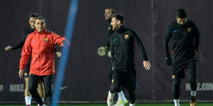 Barcelona coach Ernesto Valvedre (L) along with Lionel Messi (C) and Luis Suarez during their training session