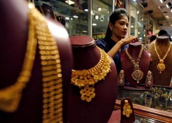 Gold rallies on jewellers' buying, weak rupee