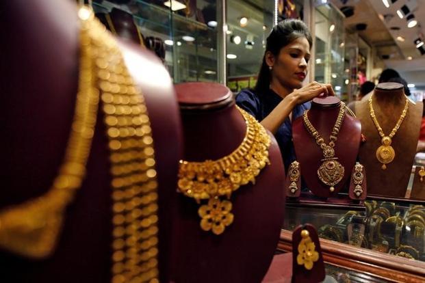 Gold rallies on jewellers' buying, weak rupee