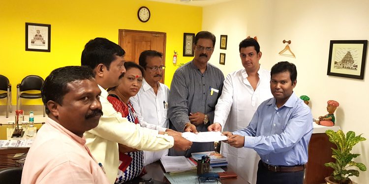 BJP MLAs submitting a memorandum to the AG, Tuesday