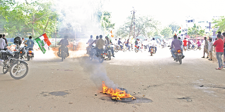 Supporters of Bharat Bandh burn tyres on a thoroughfare in Rajmahal area in the capital city Monday. 	Photo: Manoranjan Mishra