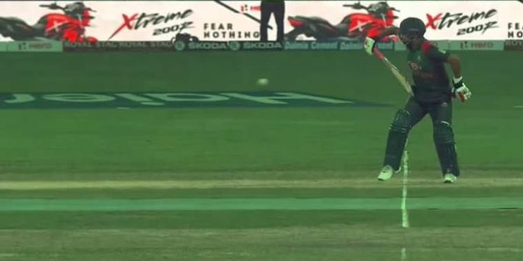 Tamim Iqbal batted with one hand against Sri Lanka in the Asia Cup