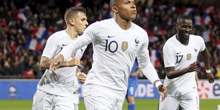 Kylian Mbappe (C) celebrates with teammates after scoring the equaliser against Iceland, Thursday