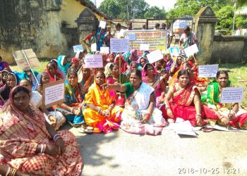 Women stage antiliquor protest at Basta police station,Thursday.