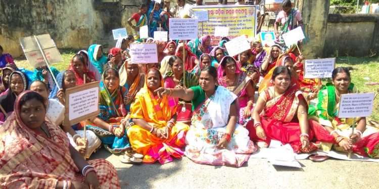 Women stage antiliquor protest at Basta police station,Thursday.