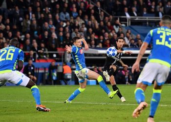 Angel Di Maria (in black) strikes the curler in the stoppage time to salvage a point for PSG as Napoli defenders look hapless, Wednesday