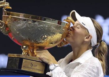 Caroline Wozniacki kisses the winner’s trophy in Beijing, Sunday