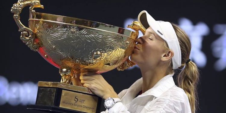 Caroline Wozniacki kisses the winner’s trophy in Beijing, Sunday