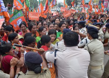 Police personnel stop BJP women members from proceeding to Naveen Niwas