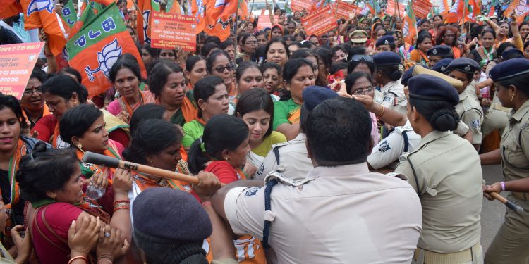 Police personnel stop BJP women members from proceeding to Naveen Niwas