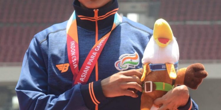Caption

Jayanti Behera poses with her silver medal in Jakarta, Thursday.