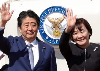 Japanese Prime Minister Shinzo Abe arrived in Beijing on Thursday afternoon for an official visit at the invitation of Chinese Premier Li Keqiang.