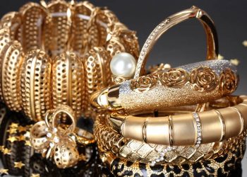 A theft of Rs 140 crore worth of gold and jewels has been reported to a Kanpur police station by a Uttar Pradesh jeweller.