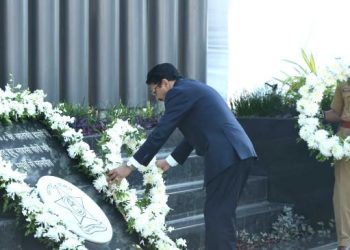 IMAGE: Maharashtra Governor Ch Vidyasagar Rao lays wreath at a 26/11 memorial. (REDIFF)