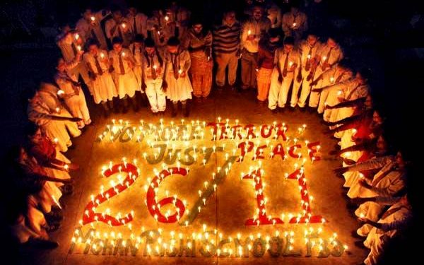 School students light candles to pay tribute to 26/11 Mumbai terror attack martyrs on its 2nd anniversary in Faridabad. (PTI)