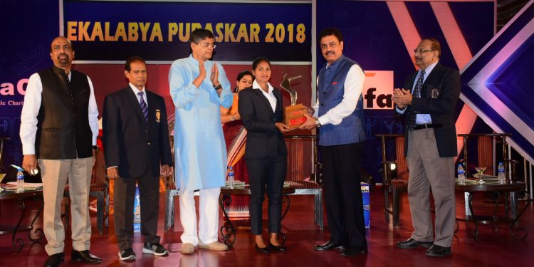 Lilima Minz receives the winner’s trophy from Dilip Vengsarkar in Bhubaneswar, Sunday  