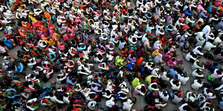 Farmers sit as they take a break during a protest rally demanding better price for their produce and total waiver of agricultural loans, in Mumbai, India, November 21, 2018. REUTERS/Francis Mascarenhas