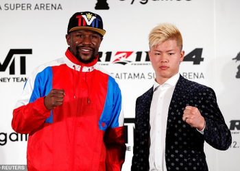 Floyd Mayweather (L) and Tenshin Nasukawa pose for photographers in Tokyo, Monday